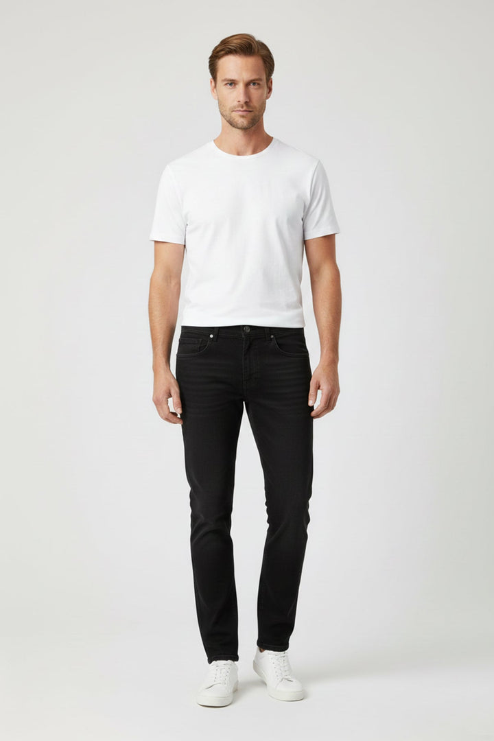 Klassische blaue Herrenjeans aus Denim, gerades Bein, vielseitig für jeden Tag.