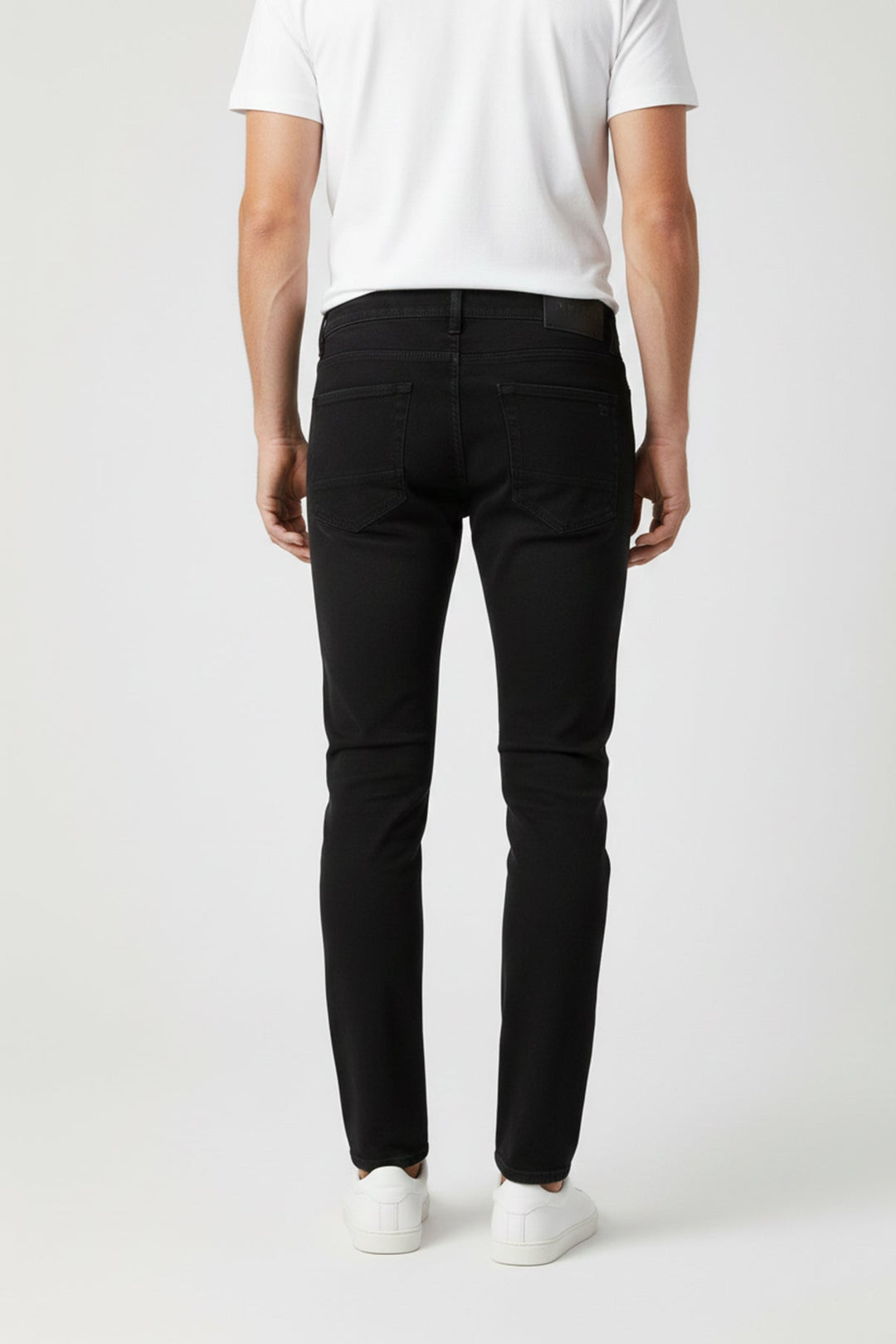Bequeme Five-Pocket Herrenjeans mit geradem Bein in blauem Denim, ideal für die Freizeit.