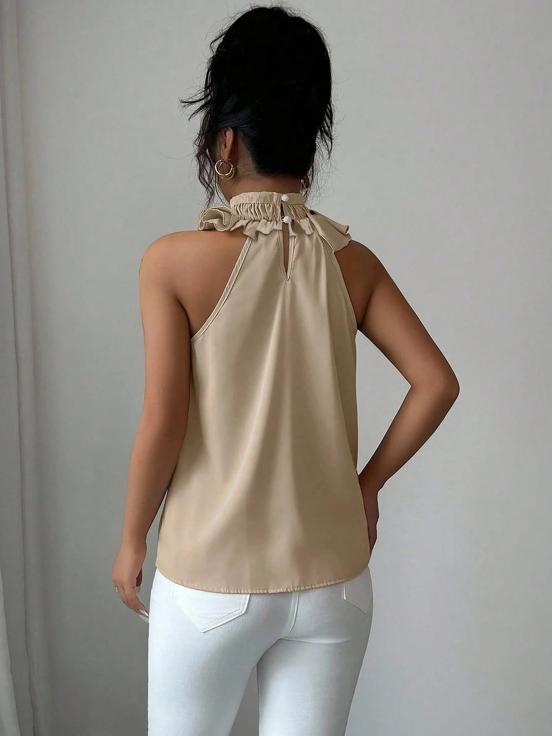 Hochwertiges Damen Blusentop mit Stehkragen und zarten Rüschen, ärmellos für stilvolle Outfits.