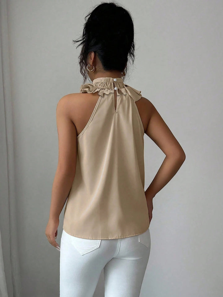 Hochwertiges Damen Blusentop mit Stehkragen und zarten Rüschen, ärmellos für stilvolle Outfits.