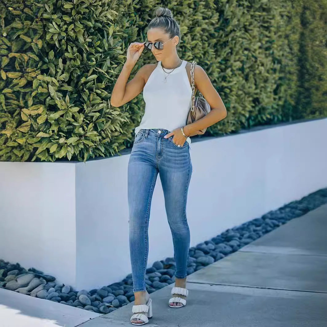 Hellblaue Damen Skinny Jeans, Mid Waist, gefaltet präsentiert, komfortabel und stilvoll, perfekte Alltagshose.