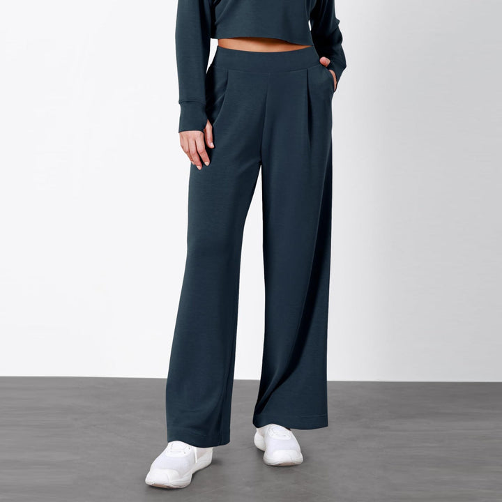 Grüne Damenmode Hose, hoher Bund, gerades Bein. Trendiger Look, elegant & vielseitig für Business und Freizeit.