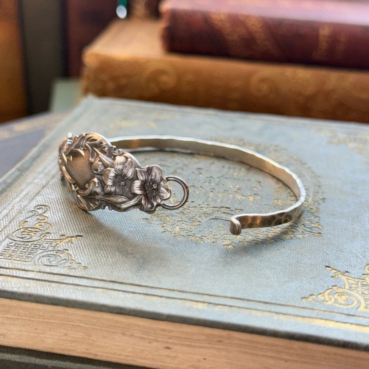 Klassisches Damen Armband, Vintage-Look, silberfarben mit zarter Blumengravur; vielseitiges und elegantes Accessoire.