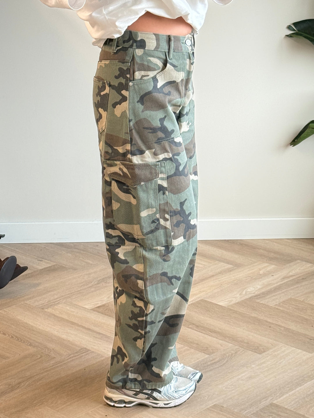 Nahaufnahme des elastischen Stretchbunds an der Damen Camouflage Cargo-Jeans für optimalen Tragekomfort.