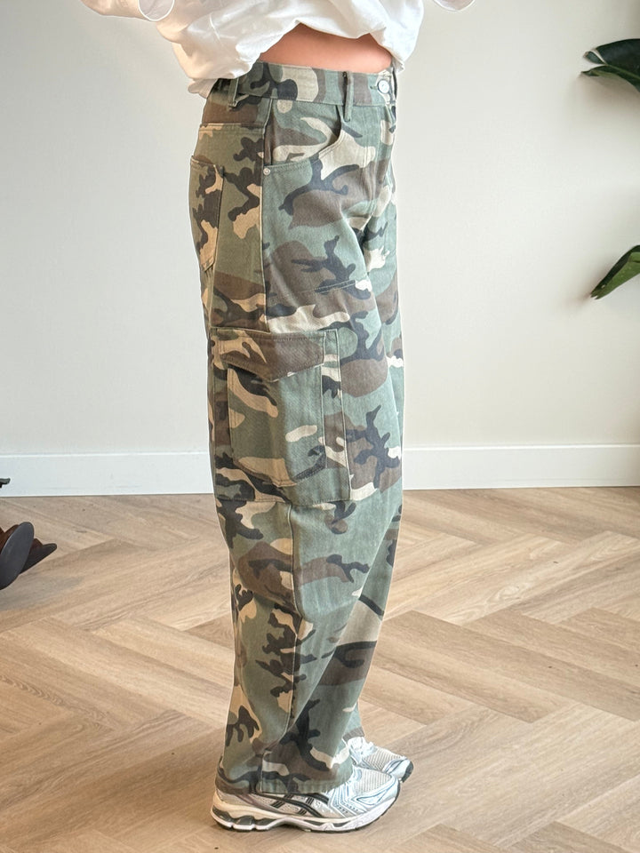 Nahaufnahme des elastischen Stretchbunds an der Damen Camouflage Cargo-Jeans für optimalen Tragekomfort.