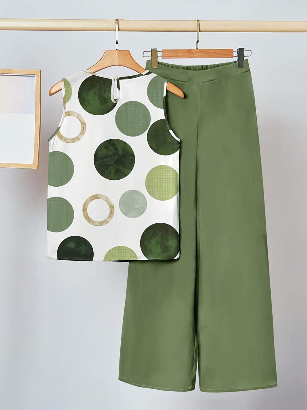 Elegantes Damen Freizeit Set: Sommerliches ärmelloses Top und weite Hose in Olivgrün.