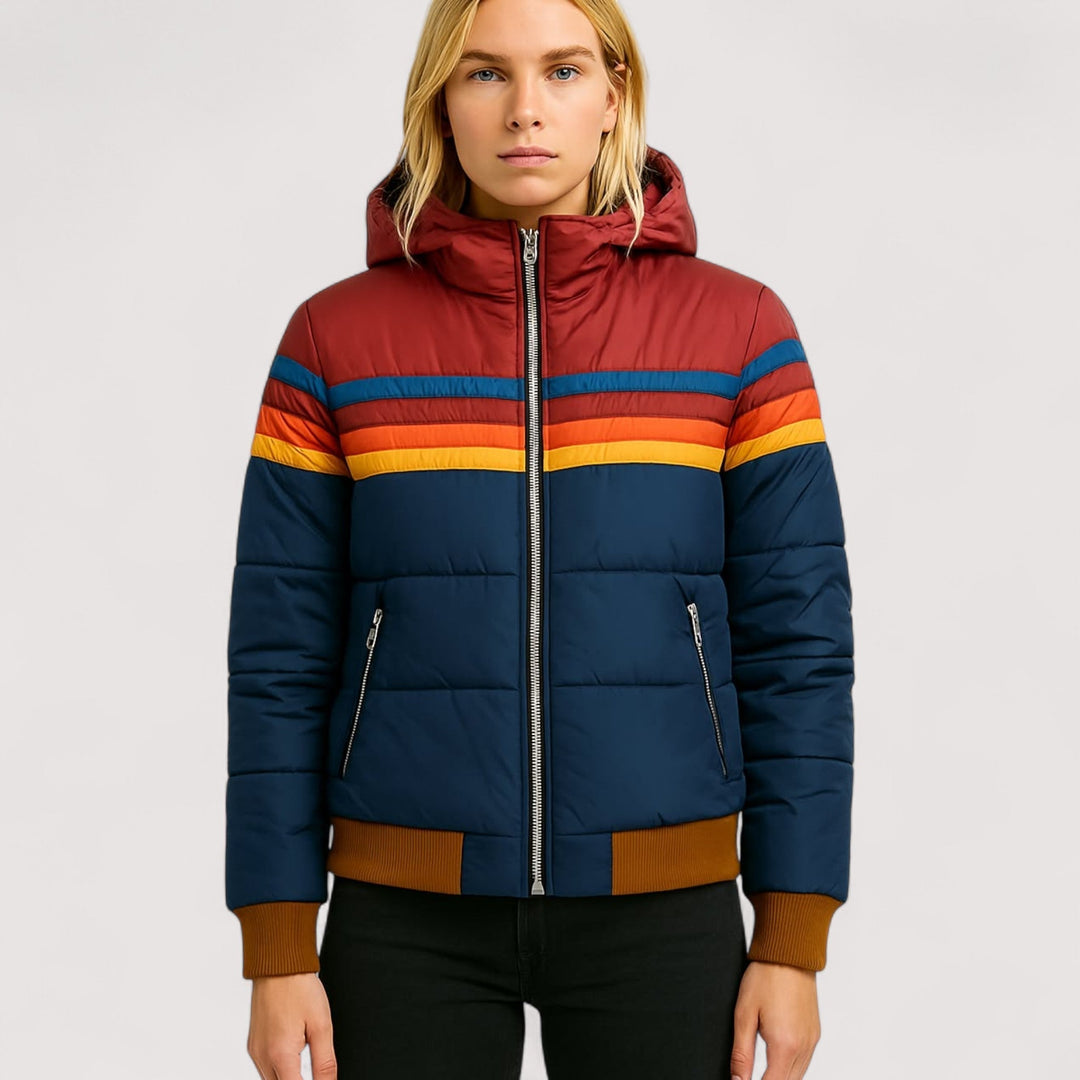 Stylische Damen Kapuzen-Regenjacke, ideal als Übergangsjacke für Freizeit, Reisen & Stadt.