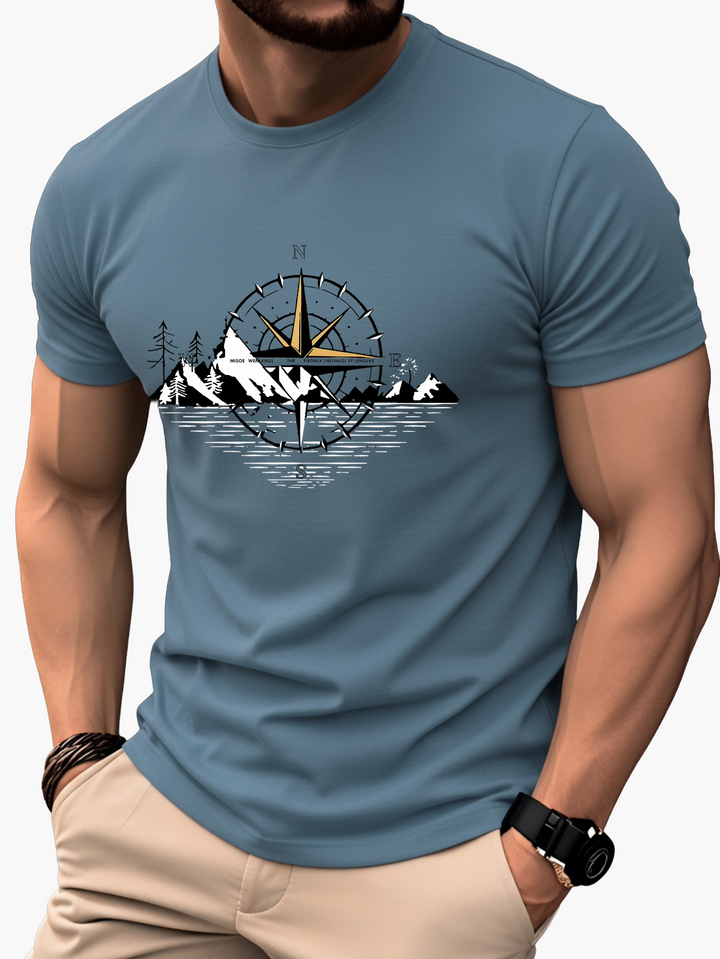 Detail des Kompass-Berg-Designs auf dem lässigen Herren T-Shirt. Ein Kurzarm Abenteuer-Shirt für Naturfreunde.
