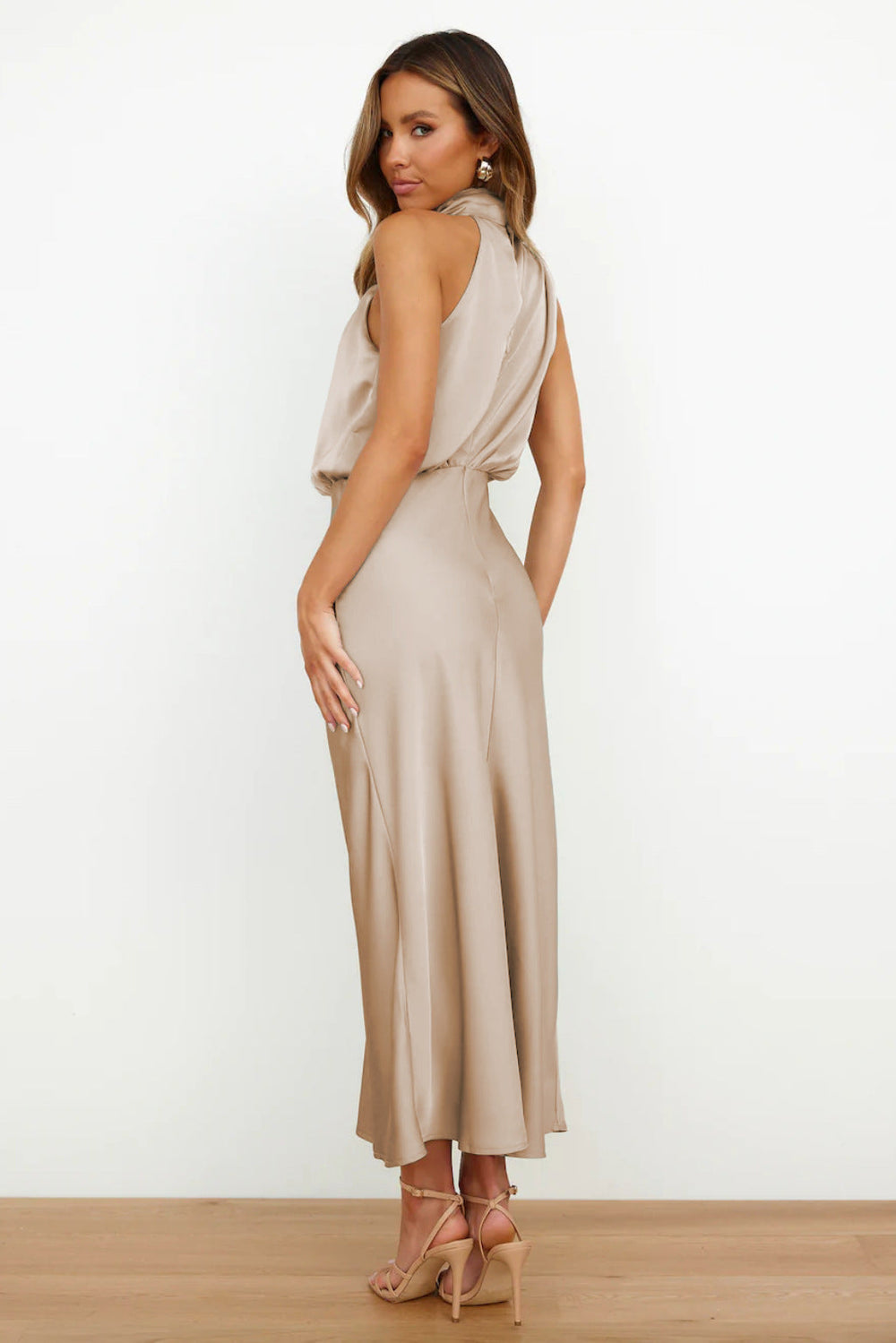 Elegantes Neckholder Midikleid für Damen, ideal als Hochzeitsgast-Outfit. Festliches A-Linien Sommerkleid.