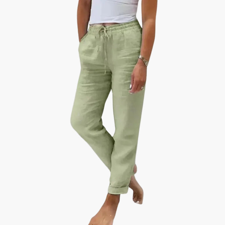 Modische Damen Freizeithose mit Kordelzug. Bequeme, leichte Sommerhose für entspannte Tage.