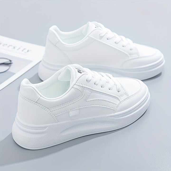 Damen Sneaker in Seitenansicht. Modische Alltagsschuhe mit stylischen Details. Komfortable Passform für Damen.
