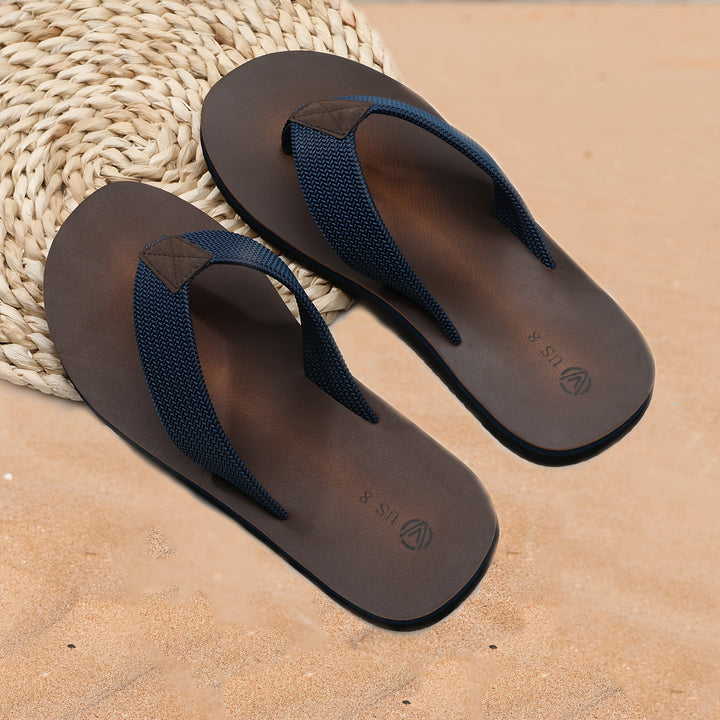 Detailaufnahme der rutschfesten Sohle von Herren Zehentrenner Sandalen, ideal für Pool & Strand.