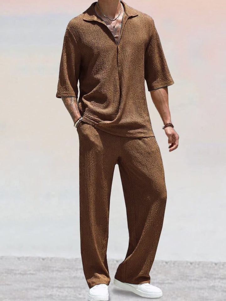 Flach gelegtes Herren Freizeit Poloshirt & Hose Zweiteiler. Modernes Männer Sommer Set, perfekt für lässige Anlässe.