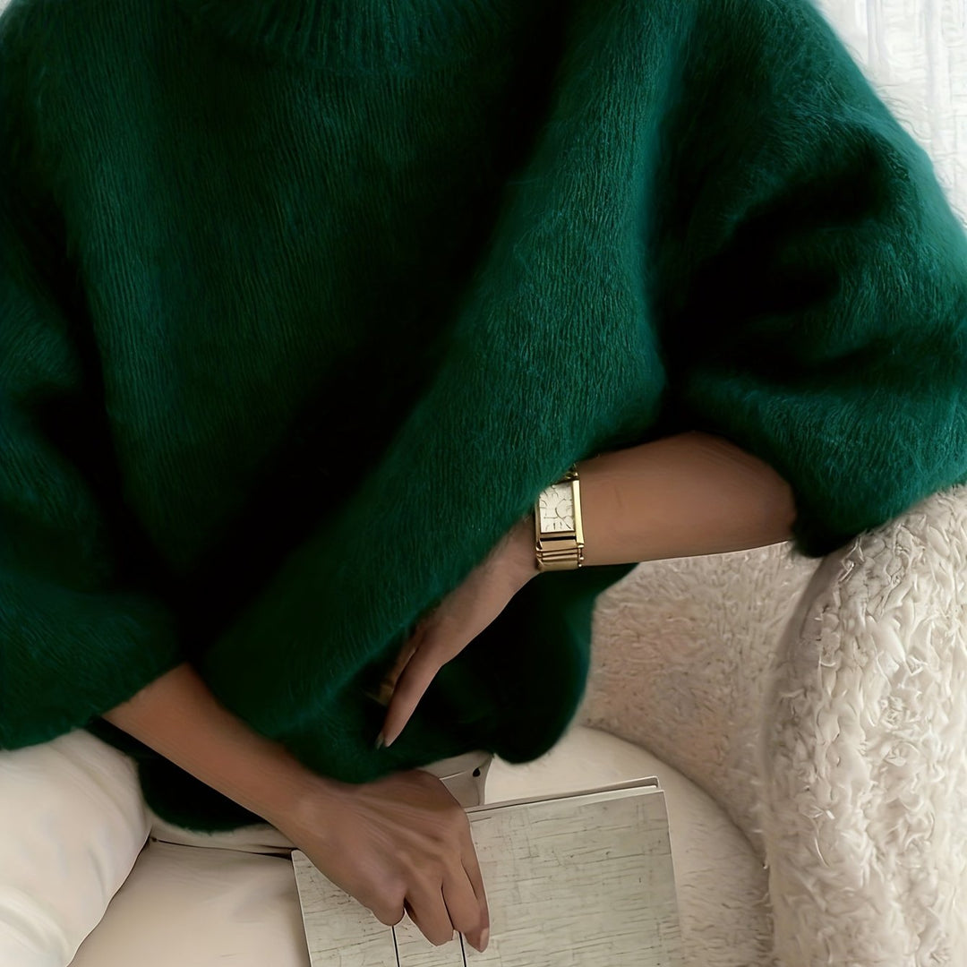 Seitliche Ansicht des weichen, flauschigen Damen Oversized Pullovers, ideal für Herbst- & Winteroutfits.