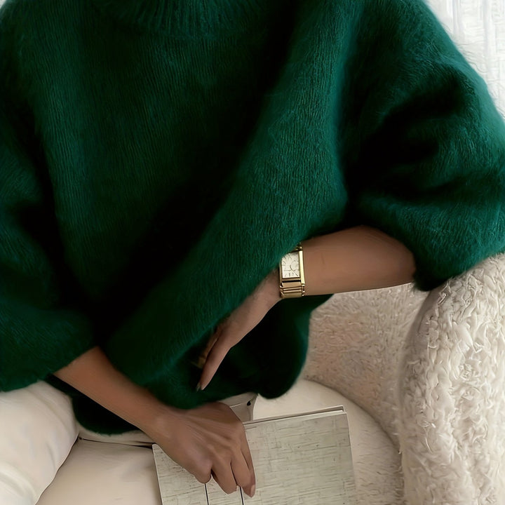 Seitliche Ansicht des weichen, flauschigen Damen Oversized Pullovers, ideal für Herbst- & Winteroutfits.