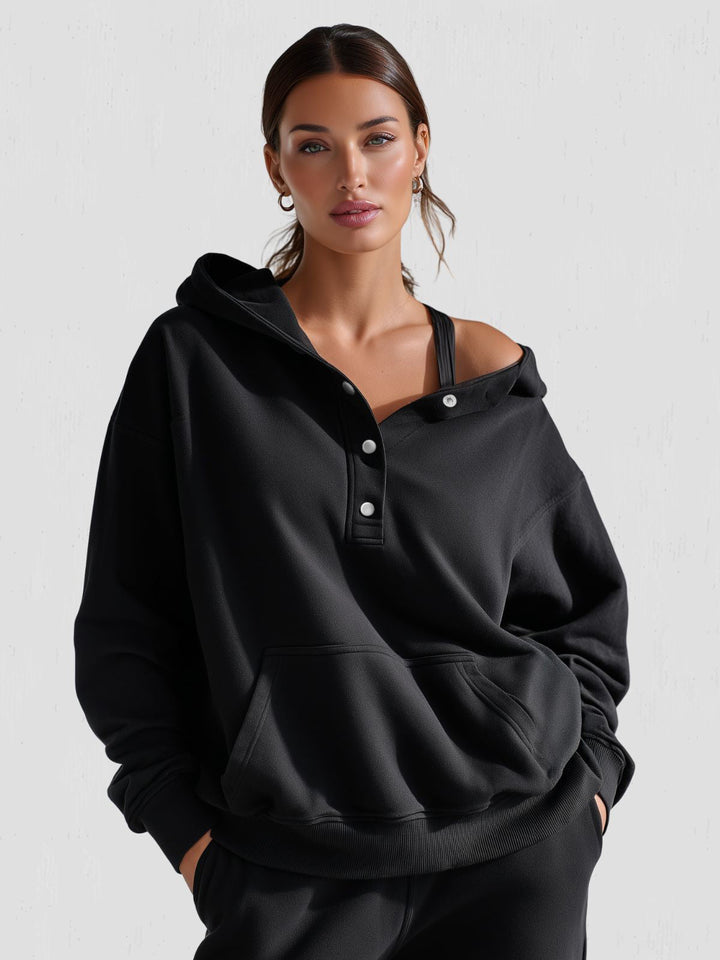 Trendiger Damen Sweatshirt, oversized & locker geschnitten, mit Kapuze und Viertel-Knopfleiste für Herbst & Winter.