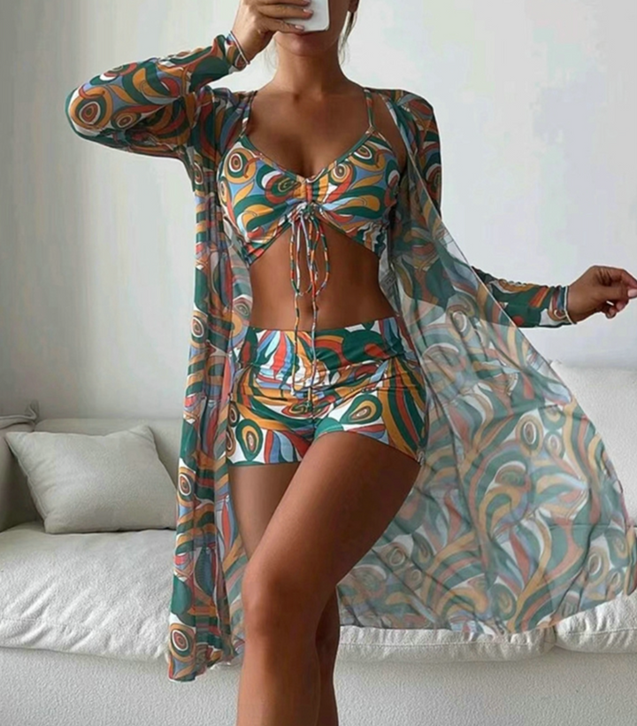 Komplettes, farbenfrohes Damen Dreiteiliges Bikini Set. Verstellbare Strandmode für Ihren Sommerurlaub.