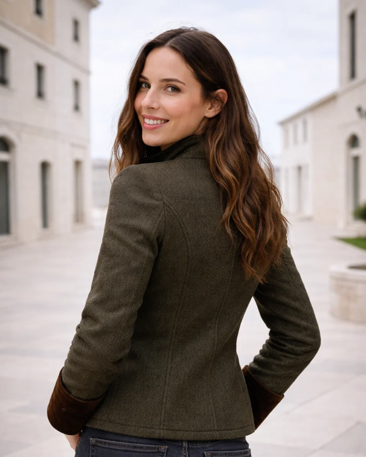 Hochwertige Damen Tweedjacke in Grün, elegant tailliert. Vielseitige klassische Oberbekleidung für Frauen.