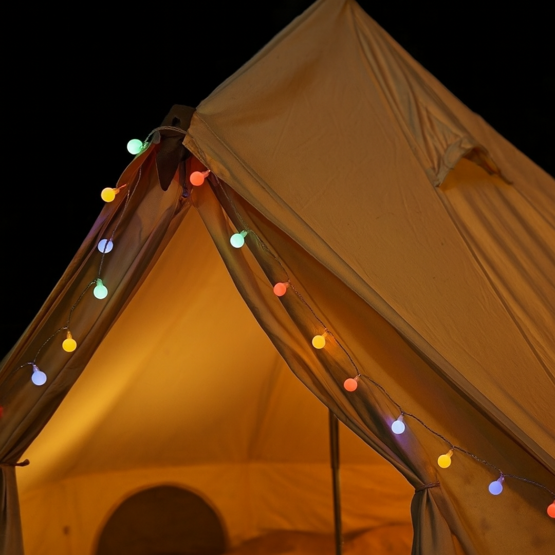 LumaOrbs LED Lichterkette um Baum gewickelt, schafft magische Gartenbeleuchtung & festliche Deko.