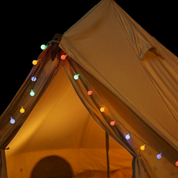 LumaOrbs LED Lichterkette um Baum gewickelt, schafft magische Gartenbeleuchtung & festliche Deko.