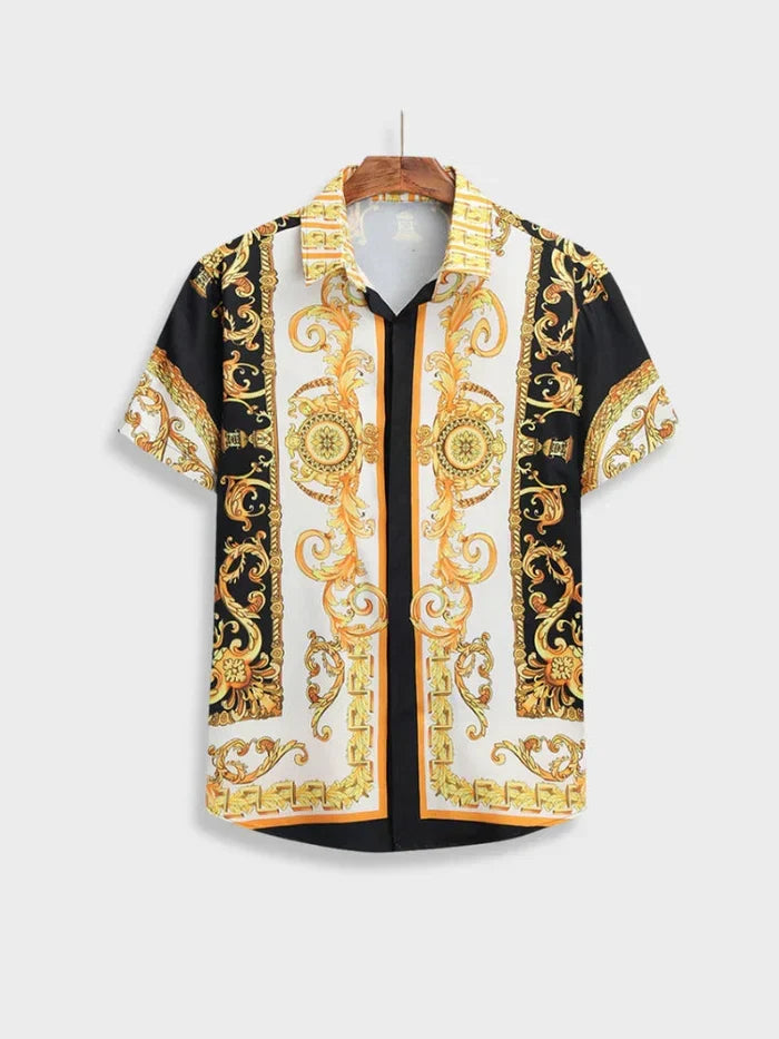 Detailaufnahme: Herren Kurzarmhemd mit elegantem Barockmuster, Teil des lockeren Sommeranzugs.