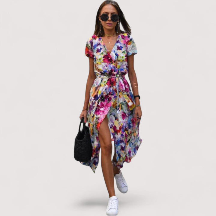Luftiges Sommerkleid: Damen Wickelkleid mit Blumenmuster, Kurzarm, perfekt für heiße Tage und Urlaub.
