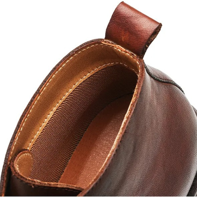 Seitenansicht brauner eleganter Herrenstiefel mit profilierter, rutschfester Sohle und feinem Design.
