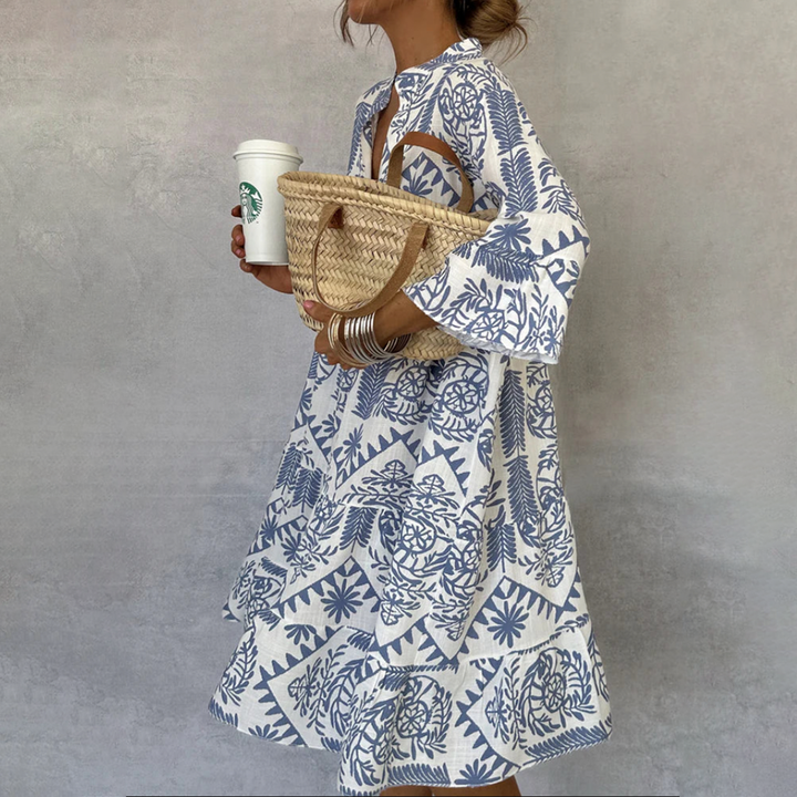 Blaues, luftiges Damen Boho-Minikleid mit Druckmuster und langen Glockenärmeln für Sommer & Strand.