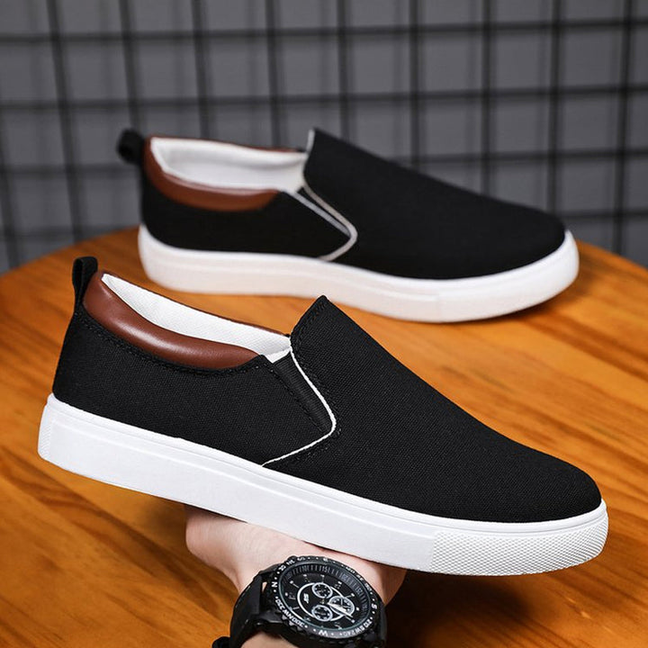 Vorderansicht der modernen Lennard Slip-On Canvas-Schuhe für Herren. Minimalistisches Design.