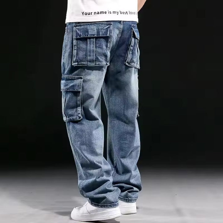 Bequeme Herren Jeans im Cargo-Stil mit weitem Bein, vielen Taschen, ideal für Freizeit & Streetwear.
