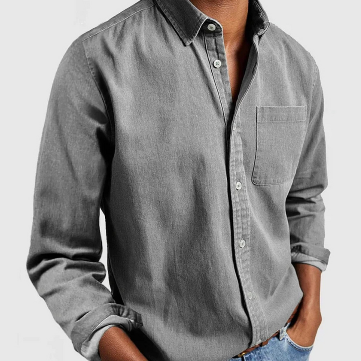Klassisches Herrenhemd aus robustem Denim, langärmlig, vielseitig kombinierbar für verschiedene Styles.