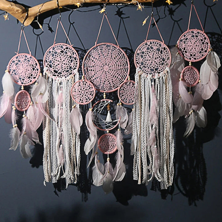 Großes Boho Traumfänger Set mit Makramee-Details. Handgefertigte Baumwoll-Wanddekoration für spirituelle Atmosphäre.