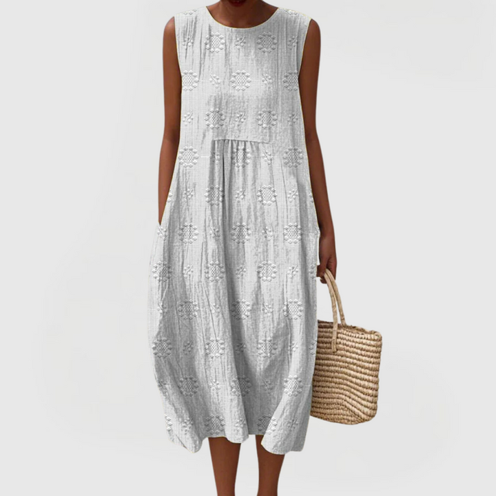 Detailansicht der feinen Stickerei am bequemen ärmellosen Damen Sommerkleid mit entspanntem Schnitt.