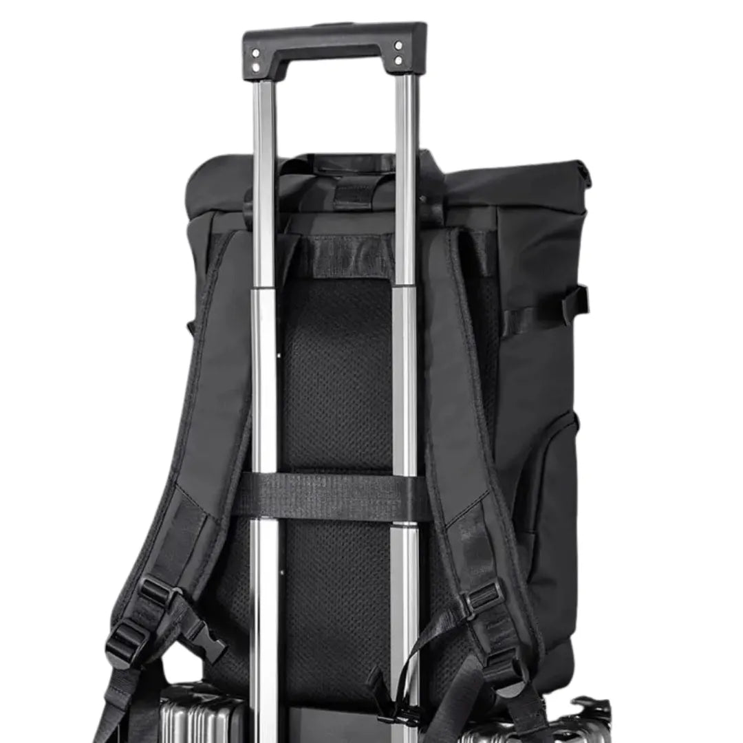 Vielseitiger Roll-up Rucksack in Grau, erweiterbar und mit viel Stauraum für Reise und Alltag.