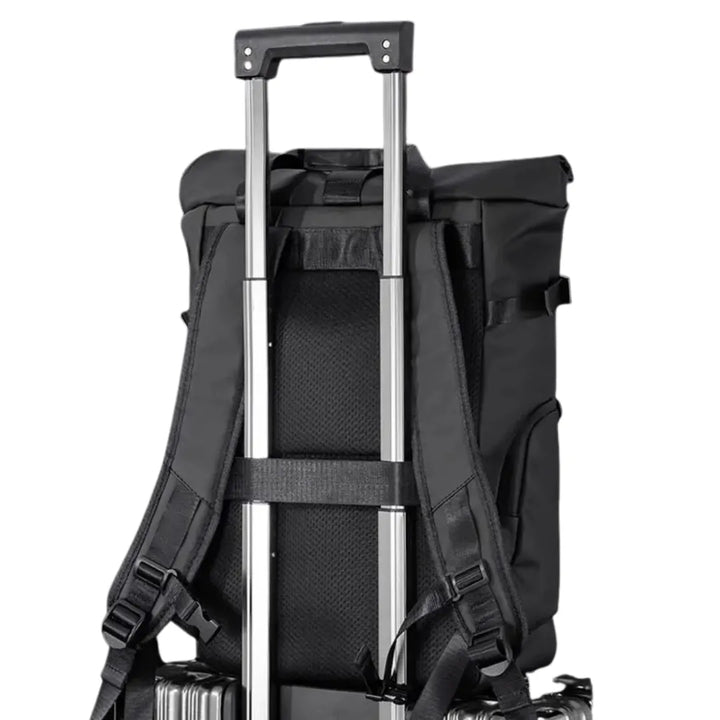 Vielseitiger Roll-up Rucksack in Grau, erweiterbar und mit viel Stauraum für Reise und Alltag.