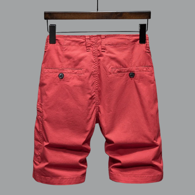 Angenehm sitzende Herren Cargo Shorts in Slim Fit, ideal für lange Tage voller Komfort.