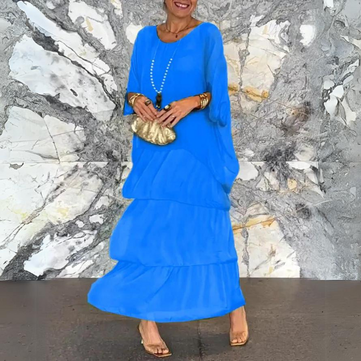 Seitlicher Blick auf das lange, elegante Sommer-Maxikleid für Damen. Fließend und bodenlang für festliche Feste.