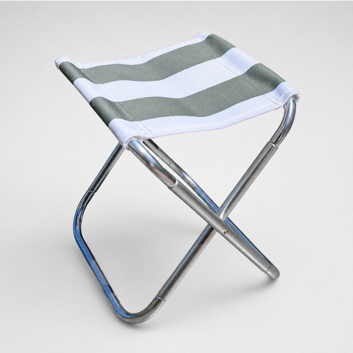 Tragbarer Aluminium Klapphocker, ideal für Camping, Angeln & Wandern. Ein leichtes Outdoor-Möbelstück.