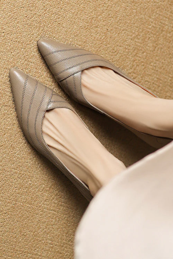 Schwarze Damen Pumps mit spitzem Absatz; klassische Eleganz, bequem für Business & Abendanlässe.