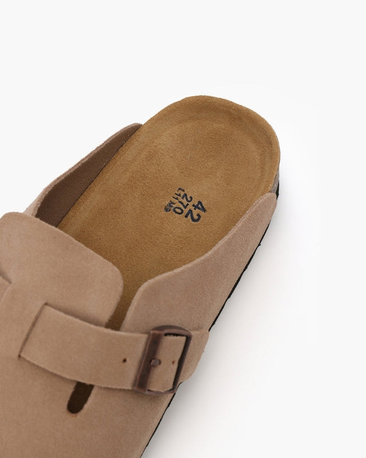 Eleganter beiger Unisex Clog mit markanter Steppnaht, ein modischer und bequemer Schuh für Freizeit.