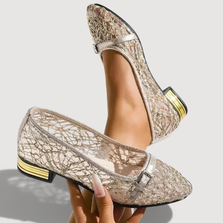 Stilvolle goldene Damen Pumps mit niedrigem Absatz. Perfekte Abendschuhe für festliche Anlässe.