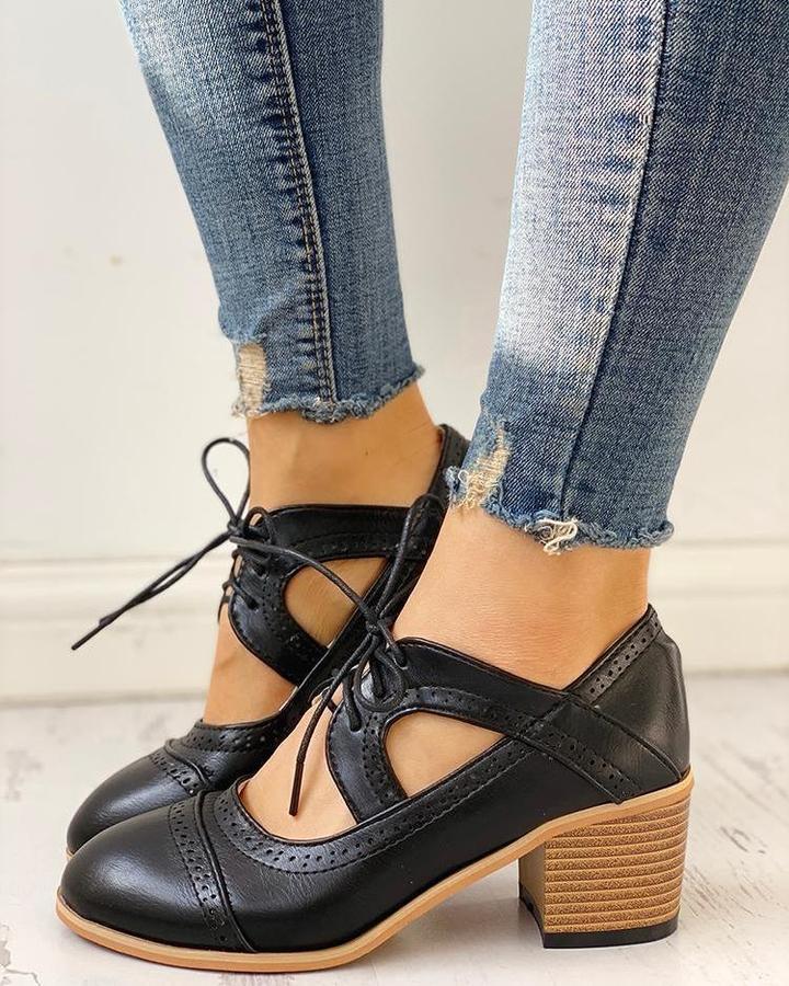 Dame trägt orthopädische Vintage Schuhe "Felina". Komfort & stilvolle Fussgesundheit im Alltag.