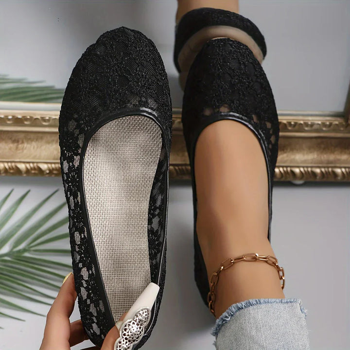 Modische Damen Ballerinas mit detailliertem Blumenmuster. Flache, bequeme Schuhe für Business & Freizeit.