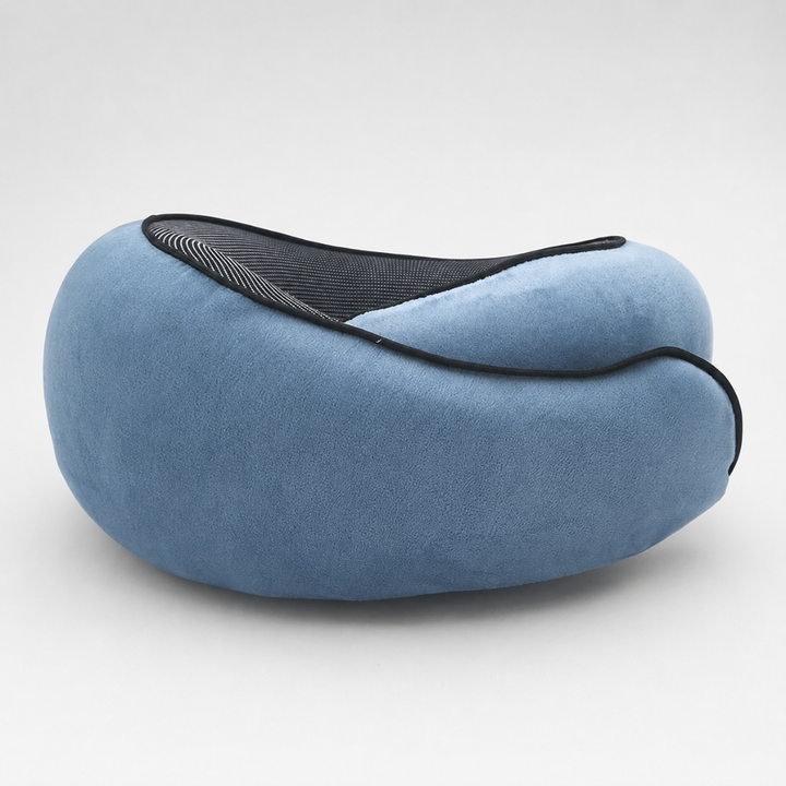 Stützendes Memory Foam Reise Nackenkissen, weich und angenehm, lindert Nackenschmerzen auf Reisen.