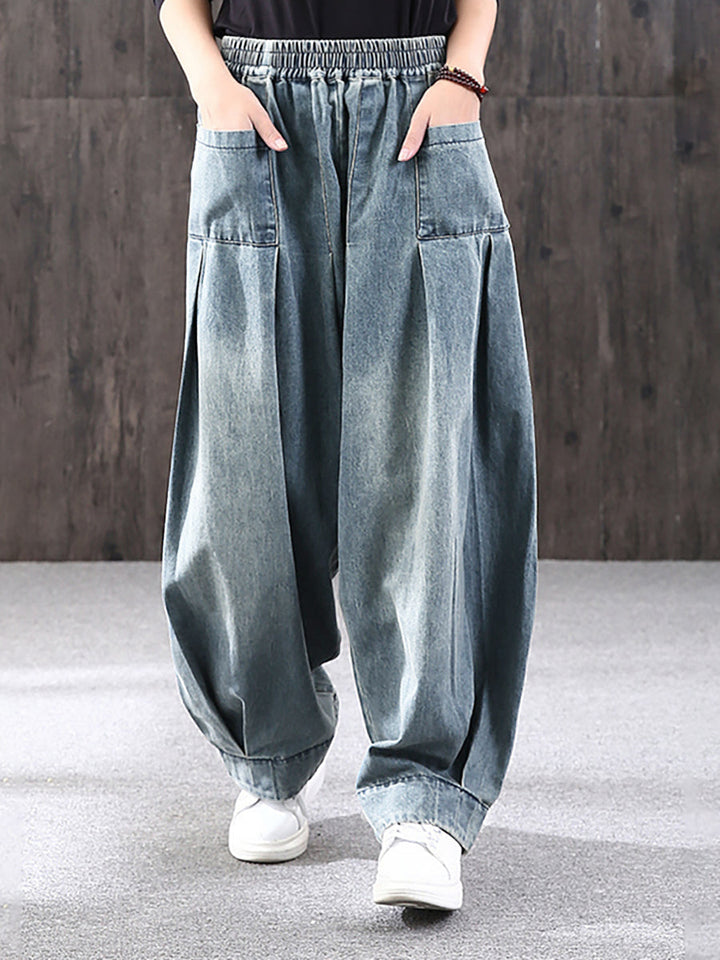 Rückansicht: Model in blauer Damen Weite Baggy Jeans Hose mit weitem Schnitt, ideal für Streetwear-Mode.