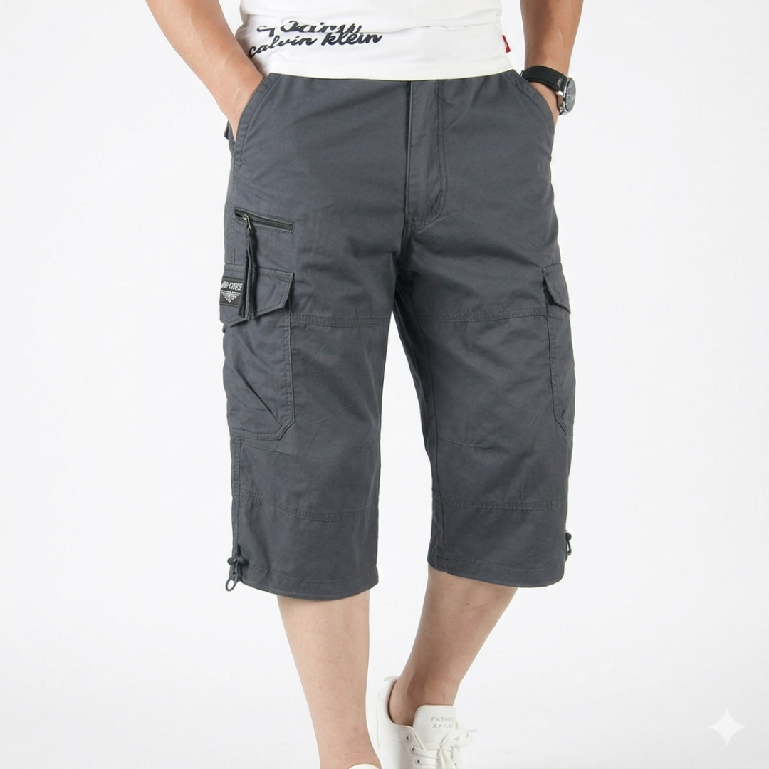 Stilvolle Herren Cargo-Capri-Shorts, funktional für Wander- und Freizeitsport, bequemer Sitz.
