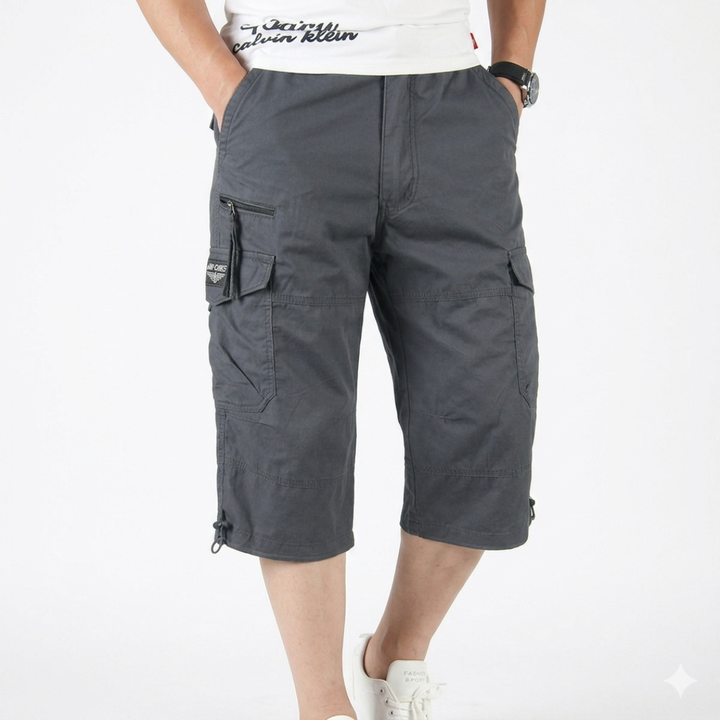 Stilvolle Herren Cargo-Capri-Shorts, funktional für Wander- und Freizeitsport, bequemer Sitz.