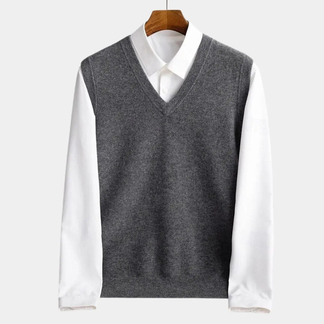 Modische Herren Strickweste V-Ausschnitt zum Layering über Hemden für einen eleganten Look.