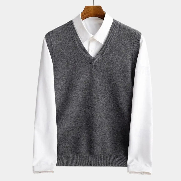 Modische Herren Strickweste V-Ausschnitt zum Layering über Hemden für einen eleganten Look.
