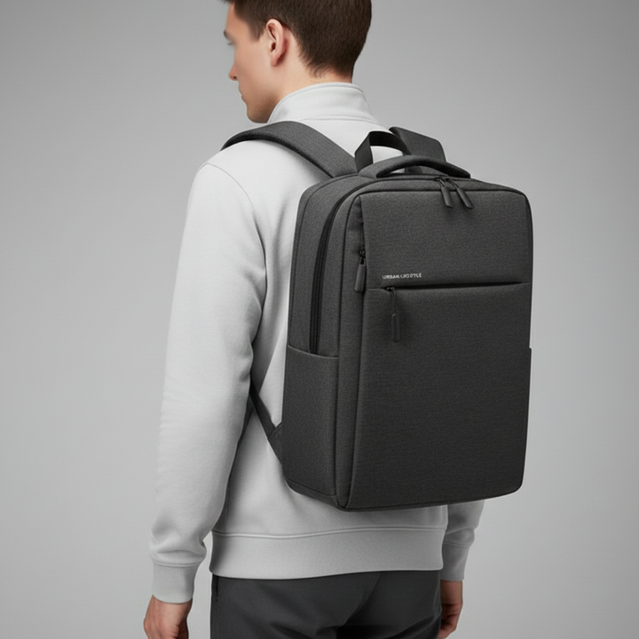 Wasserdichter Unisex Pendlerrucksack (schwarz), Seitenansicht, robust & schützt Laptop optimal.